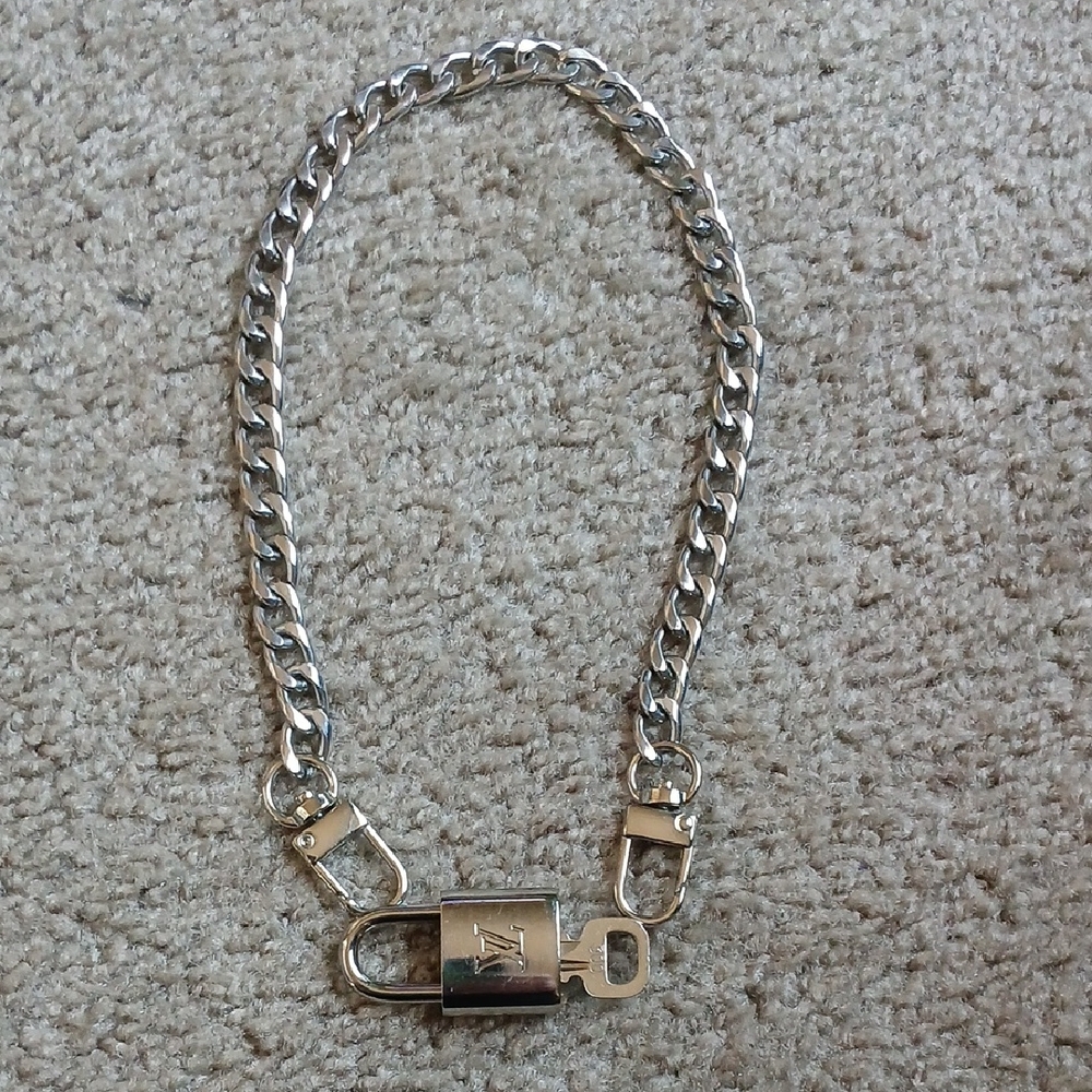 Lv Silver Chain Necklace with Lock#300 Pendant